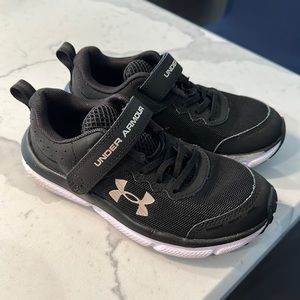 Kids Under Armour black unisex sneakers- size 13.5